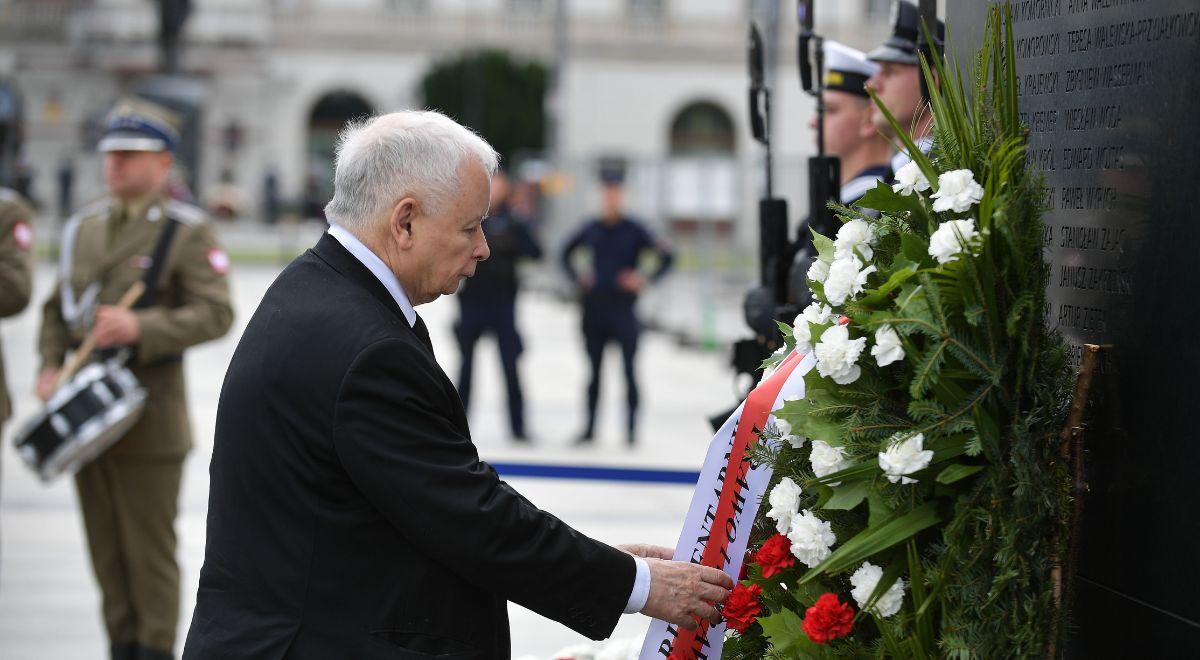 Miesięcznica katastrofy smoleńskiej. Politycy PiS złożyli kwiaty przed pomnikiem Lecha Kaczyńskiego