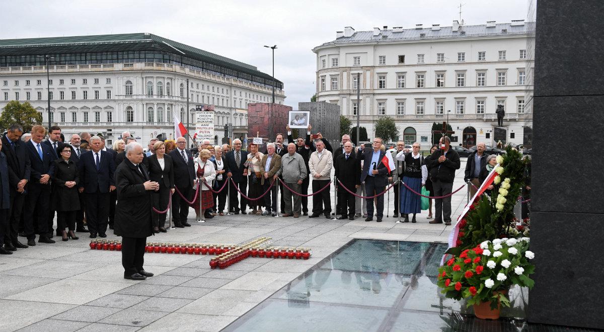 Miesięcznica smoleńska. Politycy PiS uczcili pamięć ofiar katastrofy
