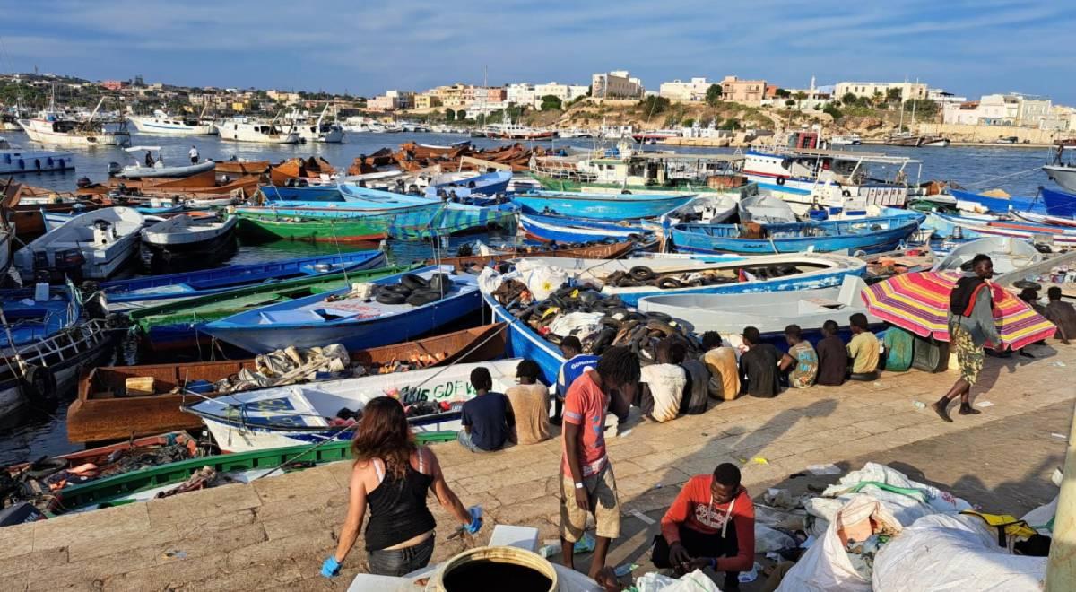 Stan wyjątkowy na Lampedusie. Tekieli przypomina: to kanclerz Merkel dała sygnał migrantom, by szukali wygód