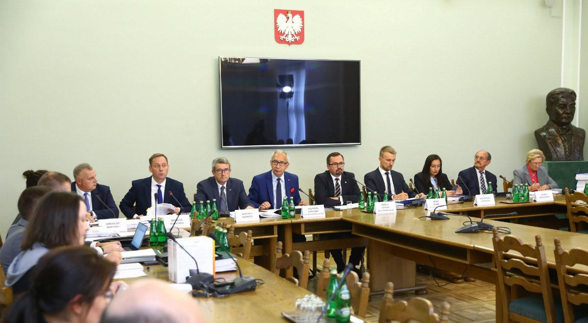 D. Tusk i E. Kopacz przed Trybunał Stanu. Komisja śledcza ds. VAT przyjęła projekt raportu końcowego