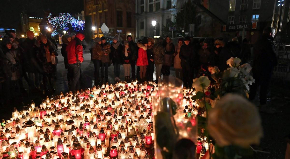 Gdańsk: setki zniczy w miejscu ataku na Pawła Adamowicza
