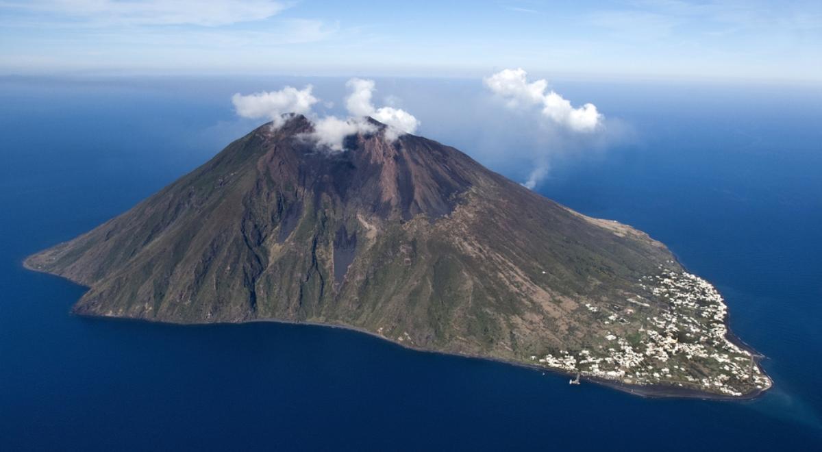 Włochy: stan alarmowy na wyspie Stromboli z powodu erupcji wulkanu