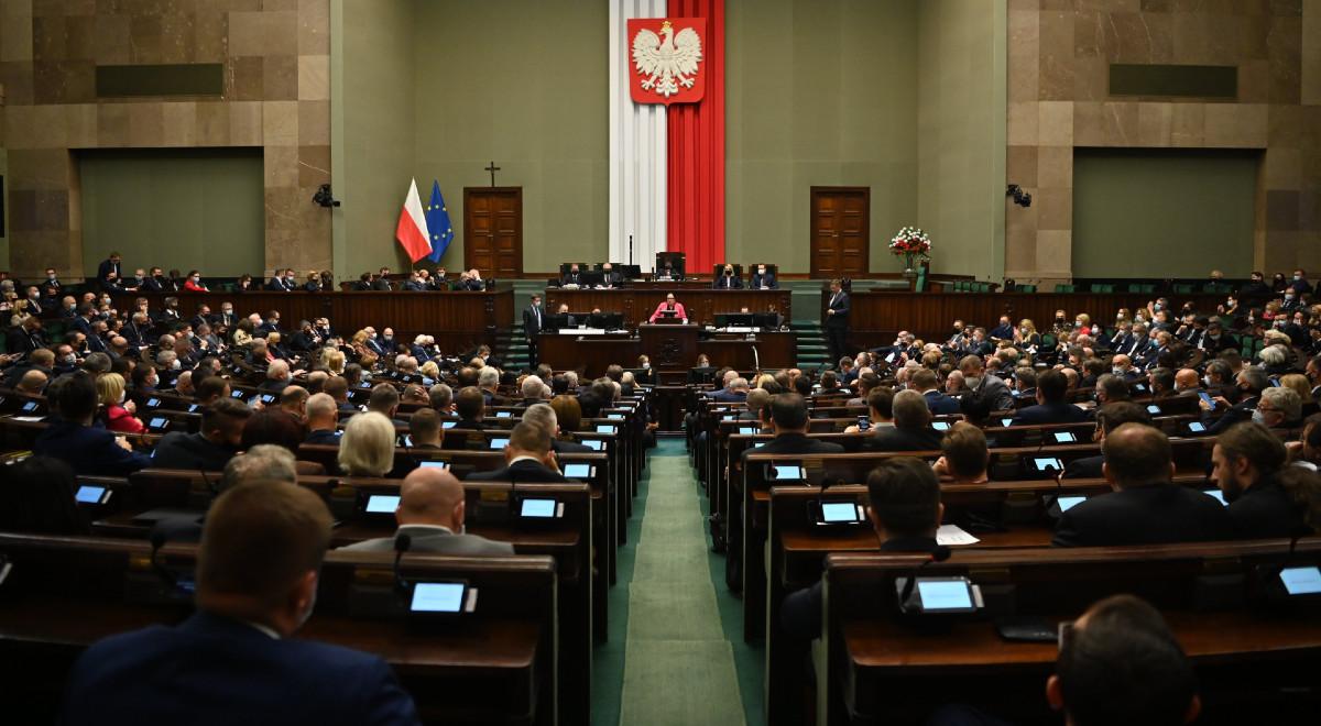 Sejm przyjął uchwałę ws. obrony dobrego imienia św. Jana Pawła II. PO stchórzyło i wyjęło karty do głosowania