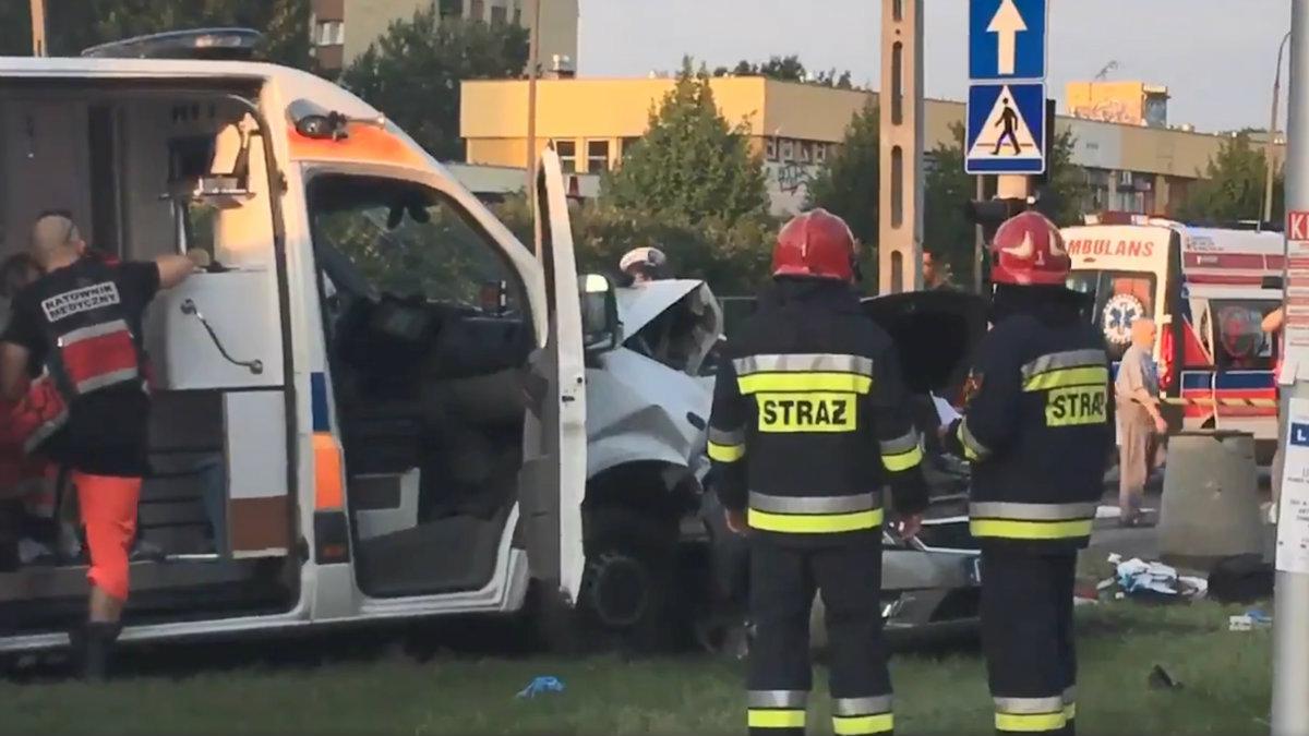 Warszawa: zderzenie karetki z samochodem osobowym. 7 osób rannych, w tym dzieci