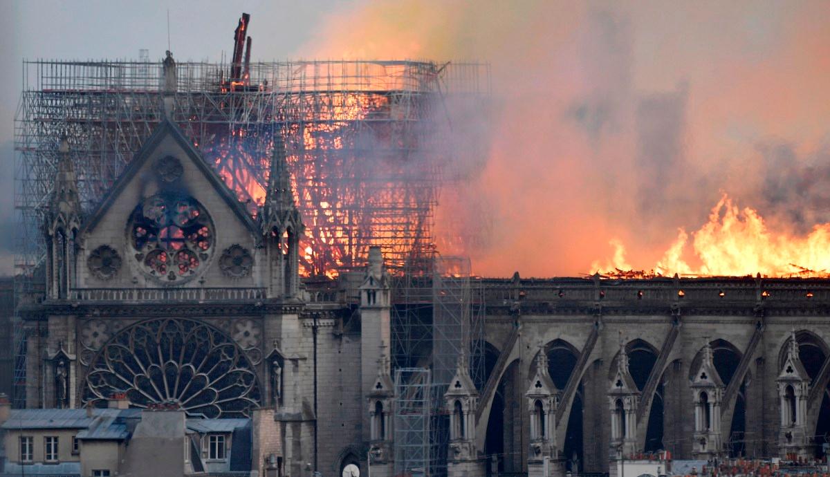 Pożar katedry Notre Dame w Paryżu. Zdjęcia i filmy