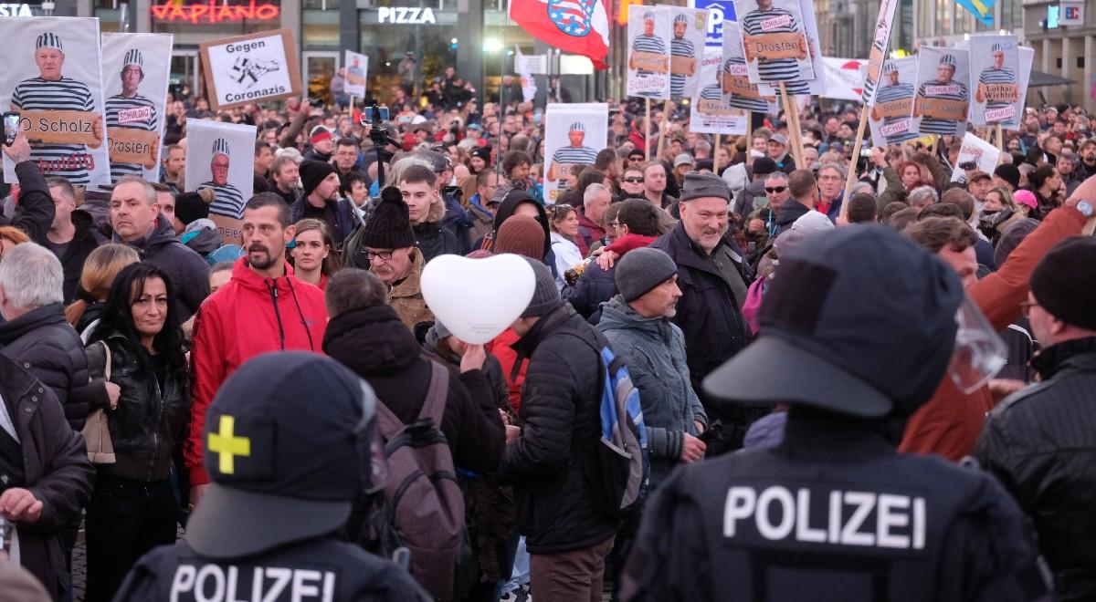 Niemcy: neonaziści na manifestacji przeciw obostrzeniom sanitarnym. Zatrzymano ponad 20 osób