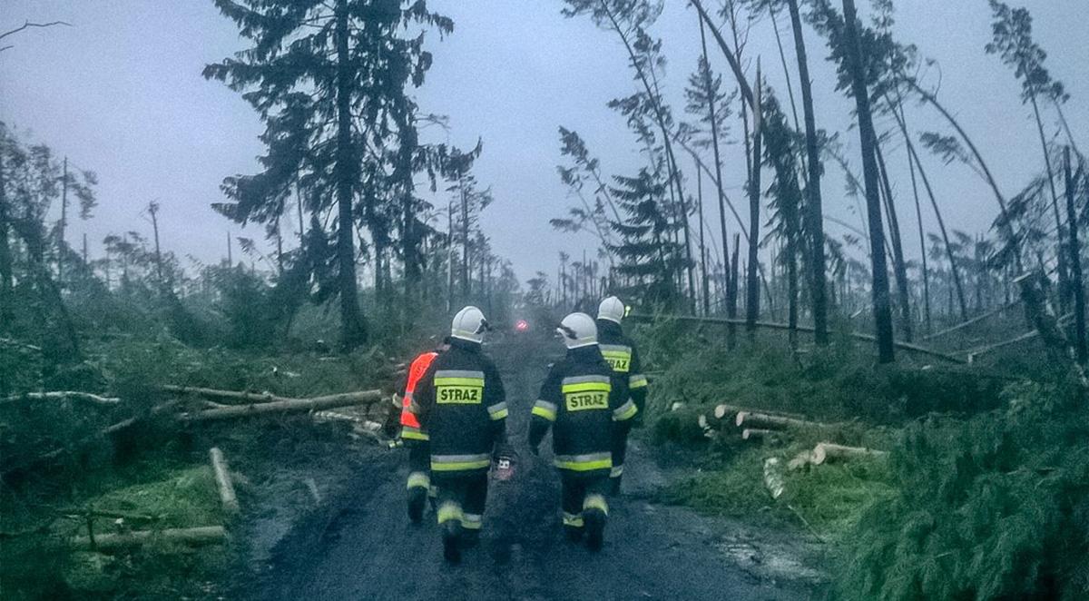 Wichury nad Polską. Kilkaset interwencji straży pożarnej, brak prądu, połamane drzewa