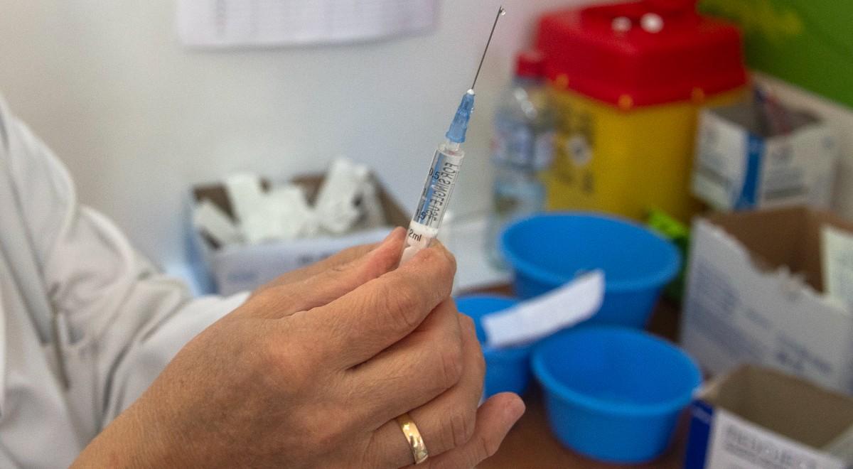 Niemcy: pielęgniarka-aktywistka zamiast szczepionki podawała... sól fizjologiczną. Oszukała kilka tysięcy osób