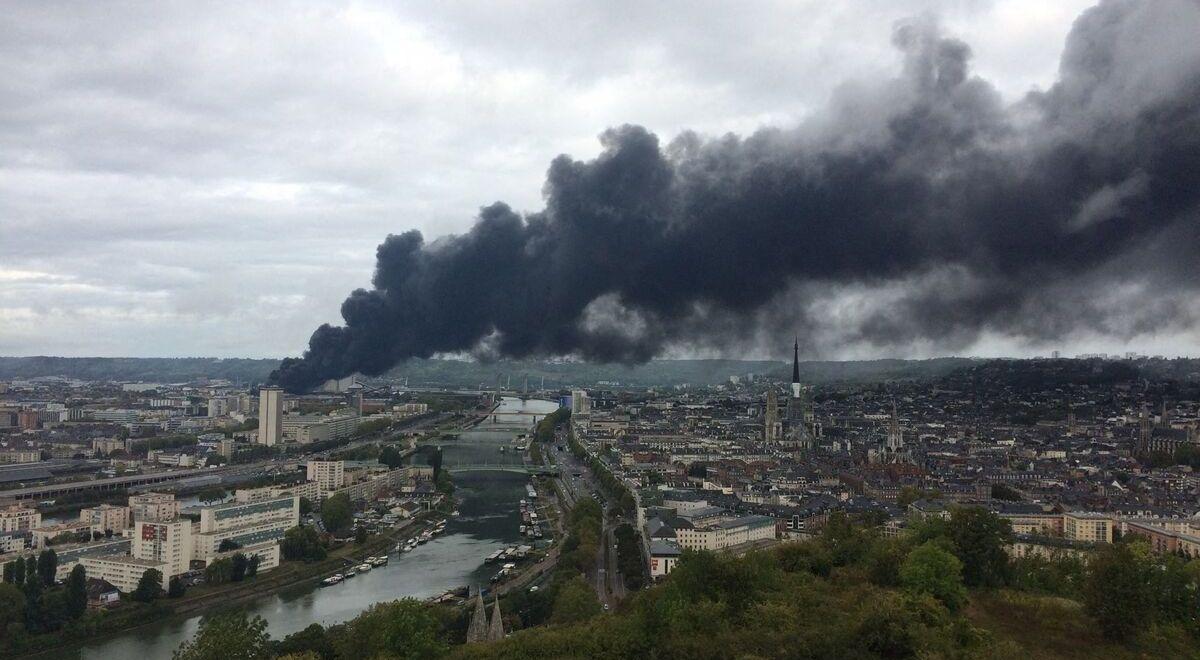 Władze Francji: nie ma zagrożenia dla mieszkańców po pożarze w Rouen