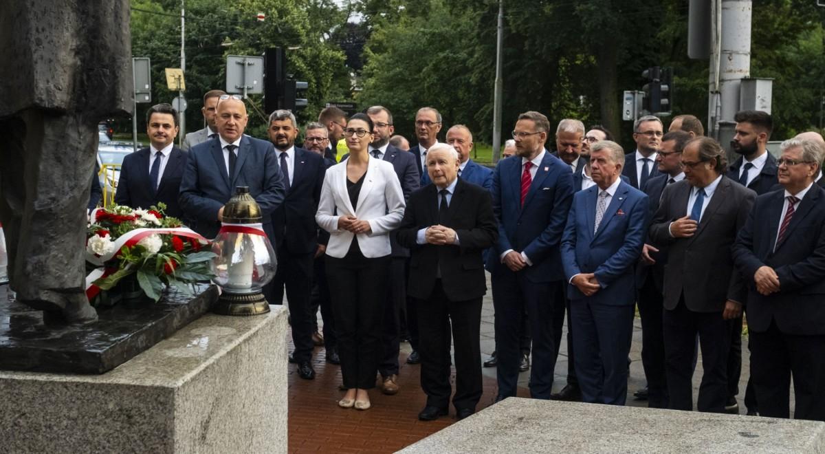 Szczecin: Jarosław Kaczyński i politycy PiS złożyli kwiaty pod pomnikiem Lecha Kaczyńskiego