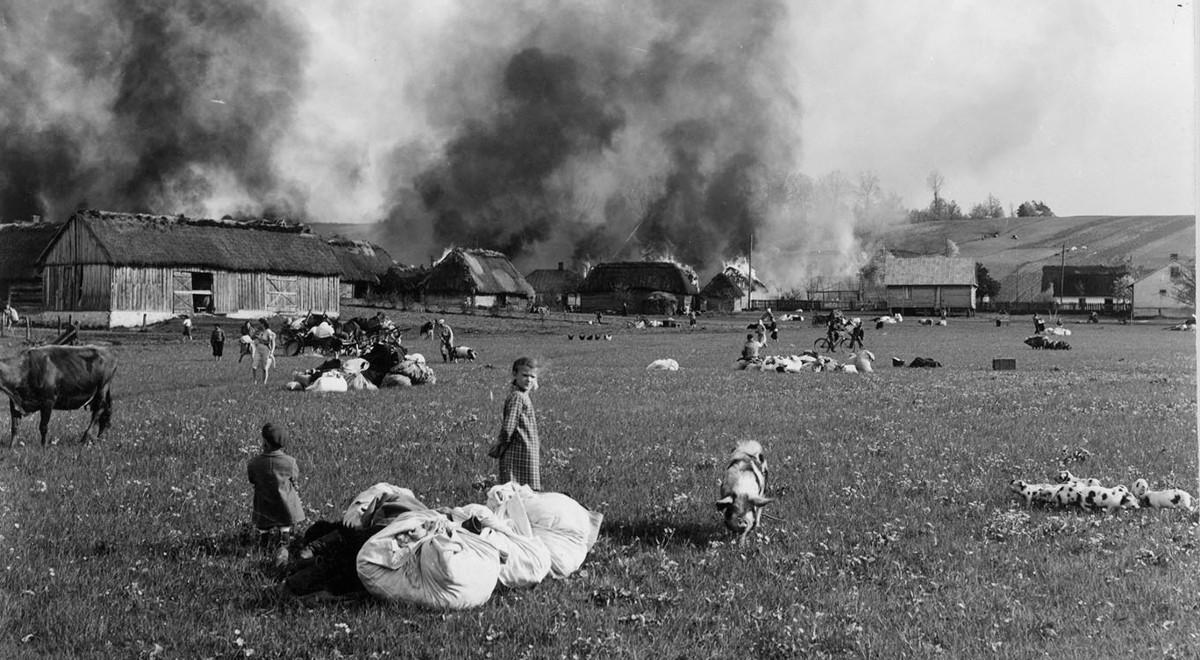 Przejmujące zdjęcia świadka tragedii. CBA przypomni historię wsi spalonej przez MO