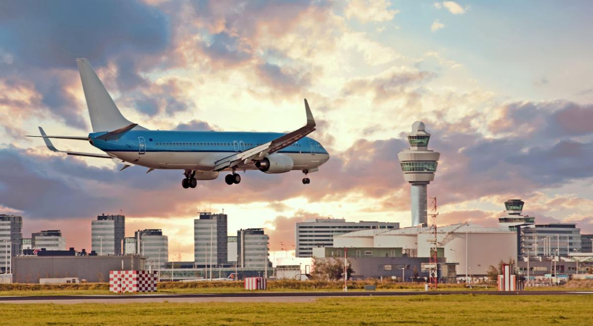 Mniej połączeń lotniczych na Schiphol w Amsterdamie. Zgodna krytyka UE i USA