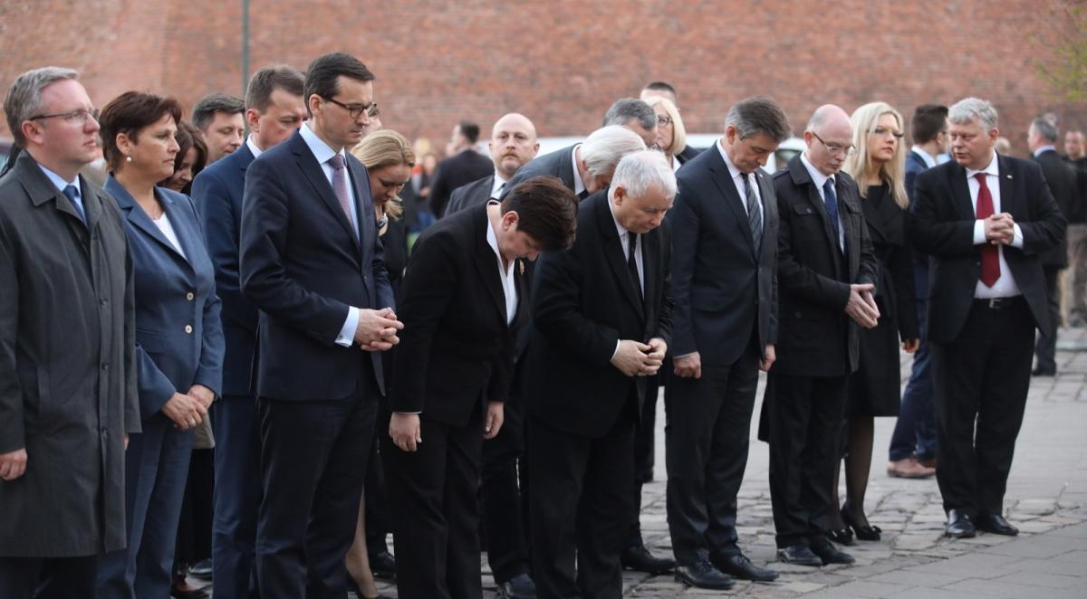 W 8. rocznicę pogrzebu Lecha i Marii Kaczyńskich politycy PiS oddali hołd ofiarom katastrofy