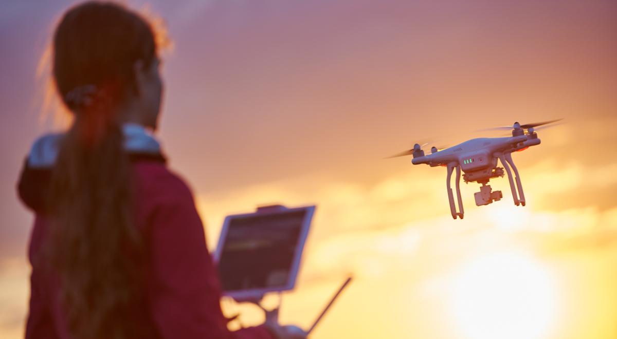 Zmiany w przepisach dotyczących latania dronem już obowiązują. "Doprecyzowały pewne kwestie"