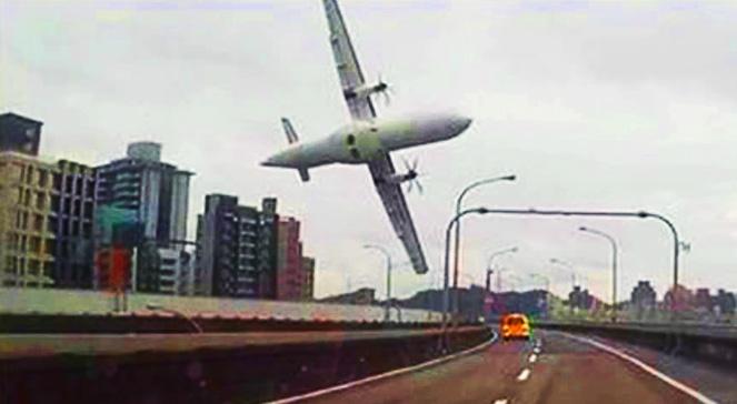Katastrofa samolotu na Tajwanie. Maszyna zaraz po starcie spadła do rzeki [zobacz wideo]