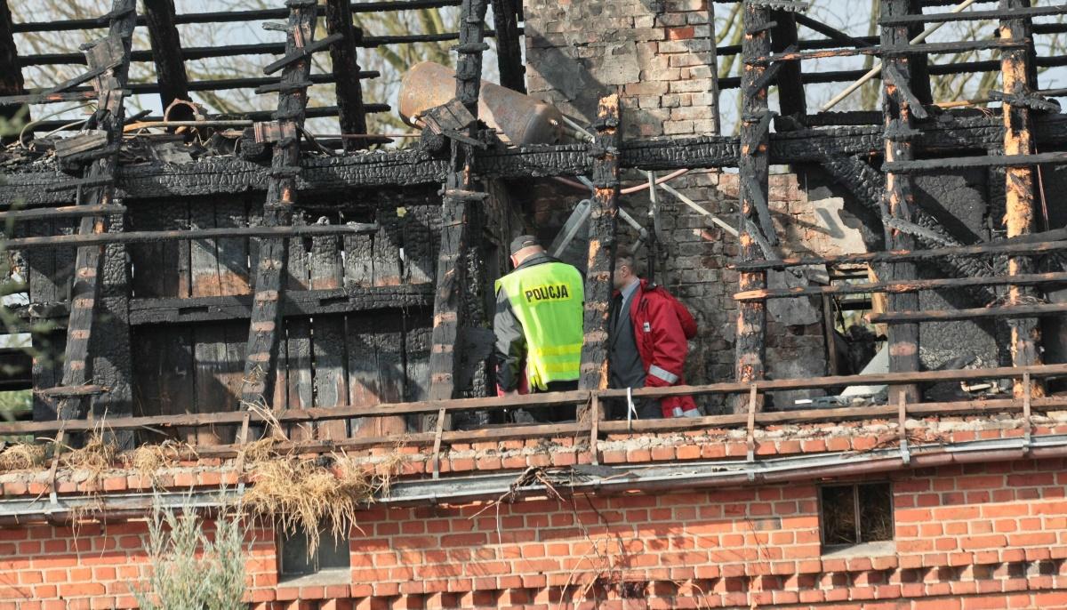 Cztery osoby ranne w pożarze domu w Jesionie. Podpalenie? 