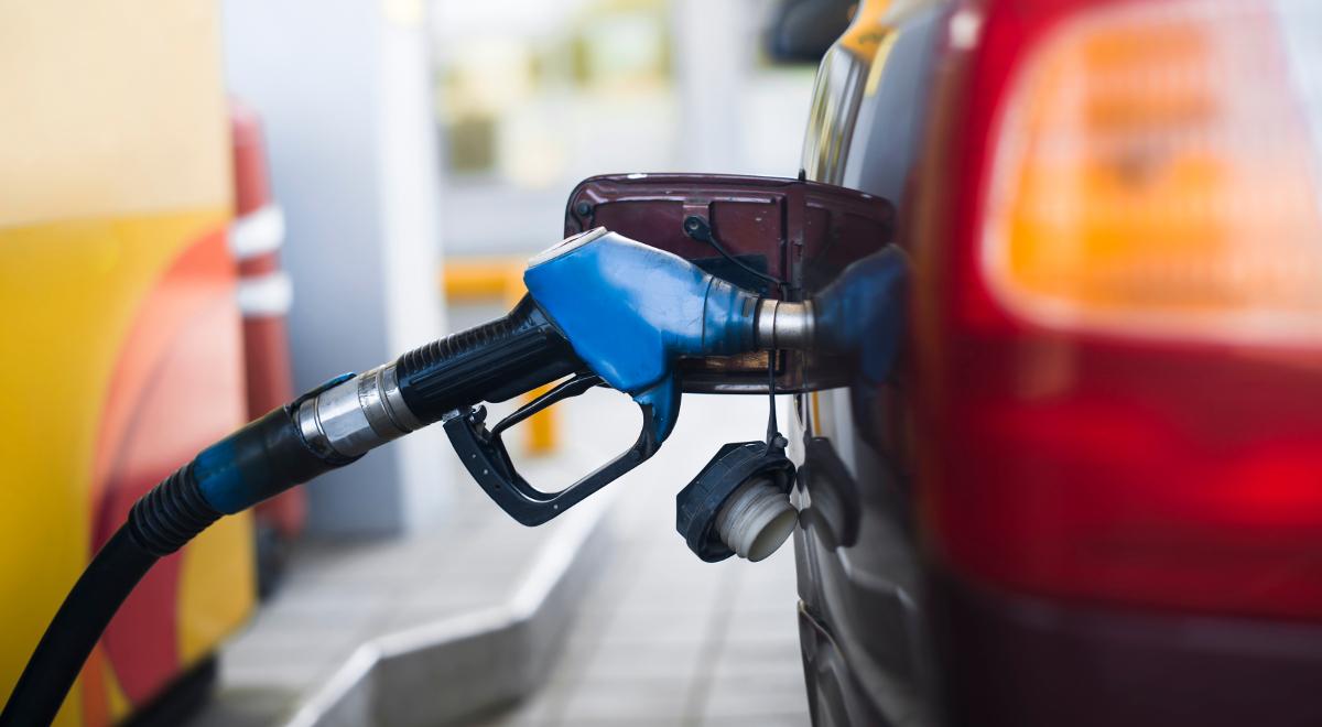 "Obniżymy VAT na paliwa, ceny spadną o 60-70 groszy". Premier zapowiada Tarczę Antyinflacyjną 2.0