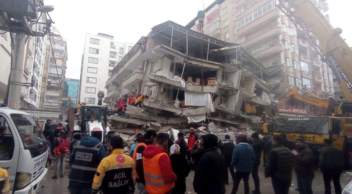 Kolejne trzęsienie ziemi w Turcji. Wstrząsy utrudniają pracę ratownikom 