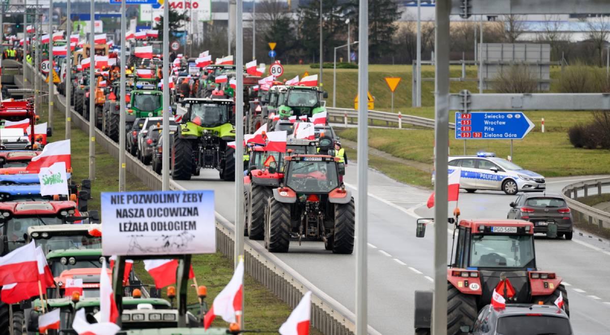 "Protest jest jak najbardziej zrozumiały". Prof. Artyszak o blokadach dróg przez rolników