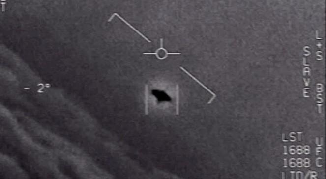 Pentagon publikuje trzy nagrania, na których zarejestrowano UFO