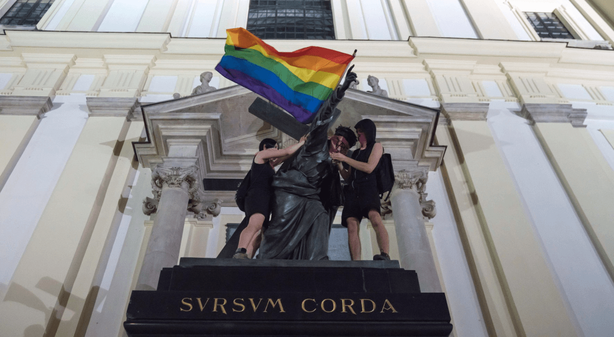 Skandaliczna akcja LGBT w Warszawie. Publicysta: to niszczenie mienia publicznego