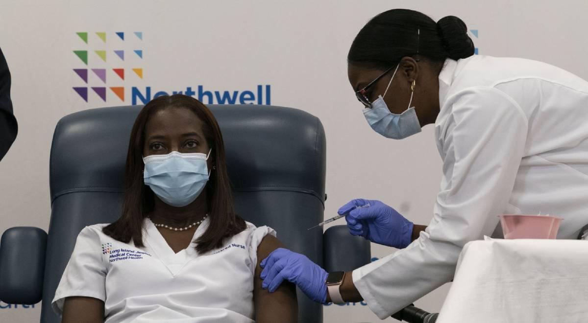 Pielęgniarka pierwszą osobą w USA zaszczepioną przeciwko COVID-19. Pogratulował jej Donald Trump