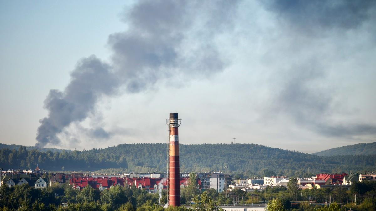 Pożar hali w Nowinach pod Kielcami. Mieszkańcy mają nie otwierać okien