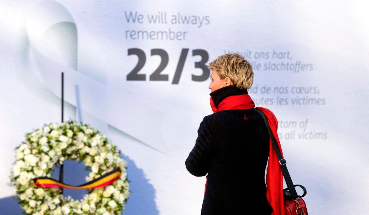 "Dwa ataki, które zniszczyły Belgię". Uroczystości upamiętniające ofiary zamachów sprzed roku