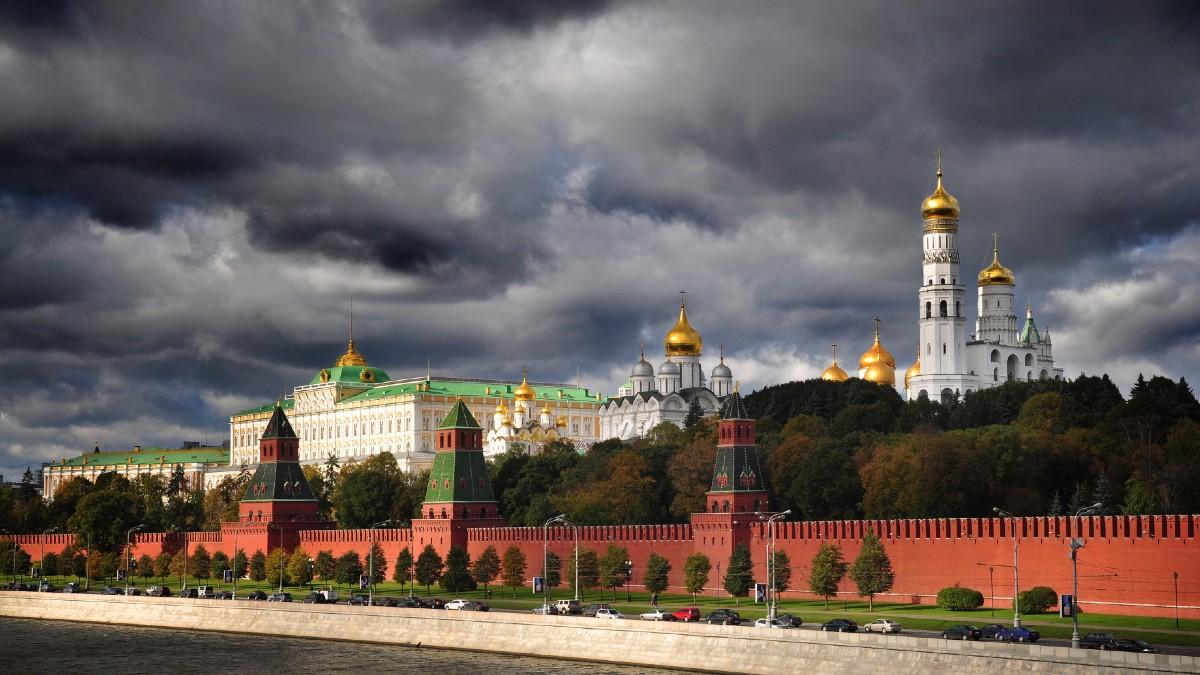 Kreml ingeruje w politykę na całym świecie. 300 mln dolarów to "wierzchołek góry lodowej"
