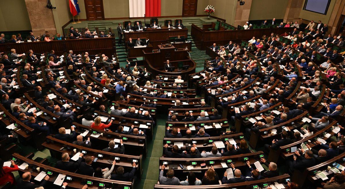 PiS liderem, pięć ugrupowań w Sejmie. Sprawdź nowy sondaż