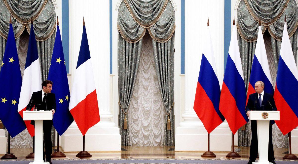 Macron już nie dzwoni do Putina. Francuskie media piszą o wielkiej przemianie. "Z gołębia stał się jastrzębiem"