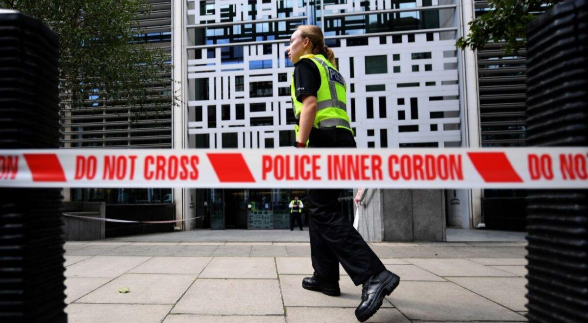 "Straszny atak". Mężczyzna został dźgnięty nożem przed budynkiem MSW w Londynie