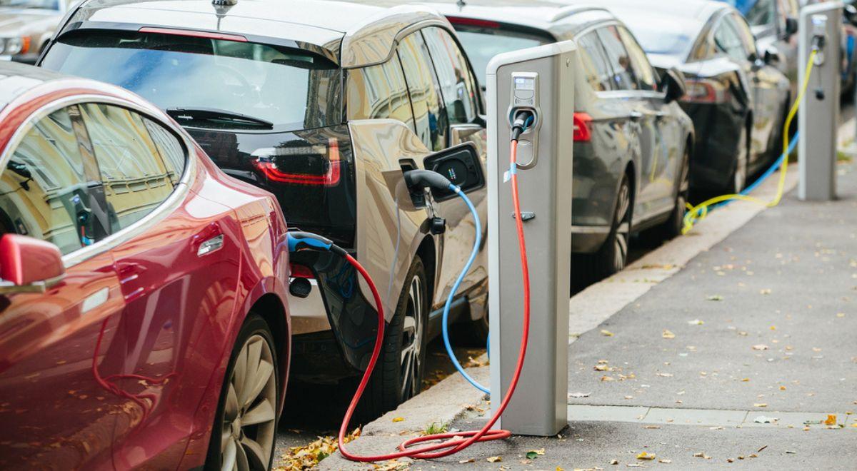 Koszt użytkowania auta elektrycznego wyższy niż spalinowego? Zaskakujące wyniki raportu