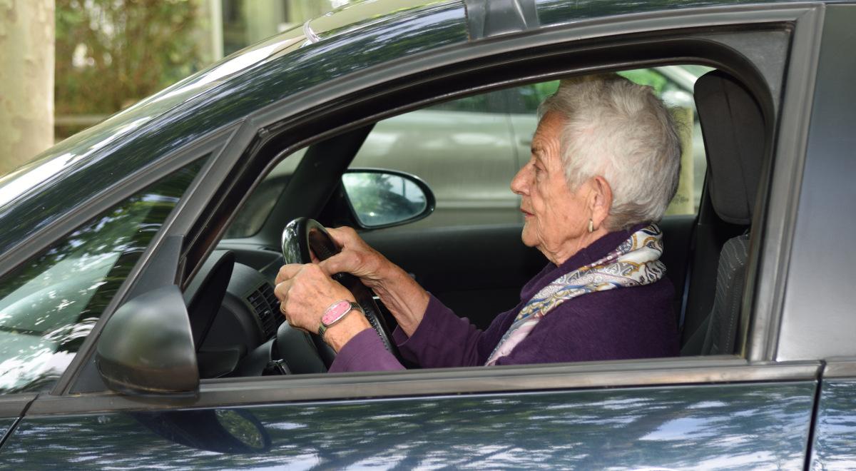 Młodzi i starsi kierowcy to - statystycznie - zagrożenie na drodze. ITS analizuje ryzyko wypadków