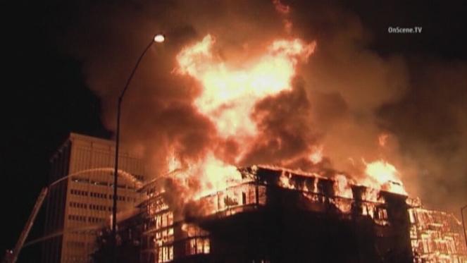 Wielki pożar w centrum Los Angeles. Płomienie strawiły apartamentowiec