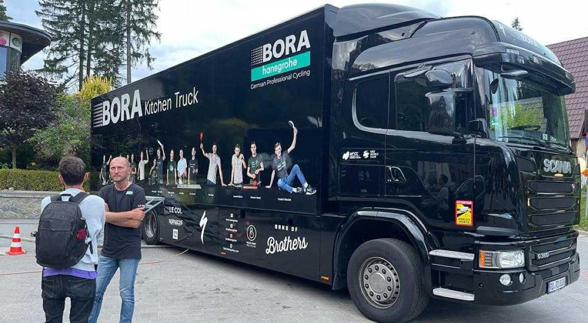 80. Tour de Pologne. Imponujący bus Bora-hansgrohe. Pokazujemy, jak wygląda wyścig "od kuchni"