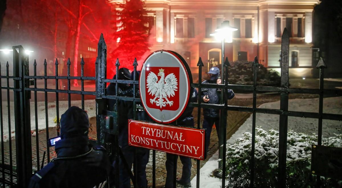 Manifestacja przed siedzibą TK. Warszawska policja zatrzymała trzy osoby