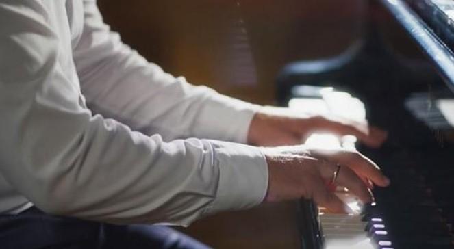 Wiceszef MSZ gra na fortepianie, promując Konkurs Chopinowski. Zobacz spot nagrany w studiu koncertowym Polskiego Radia 