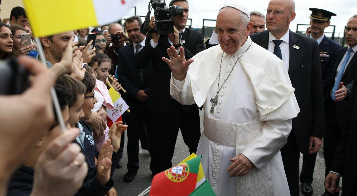 Papież Franciszek przybył na jubileusz stulecia objawień maryjnych w Fatimie