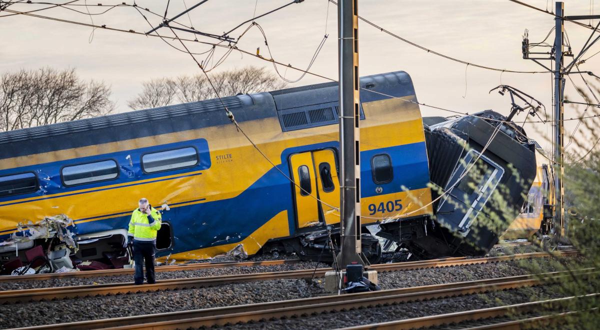 Holandia: pociąg uderzył w sprzęt budowlany i stanął w ogniu. Są zabici i ranni