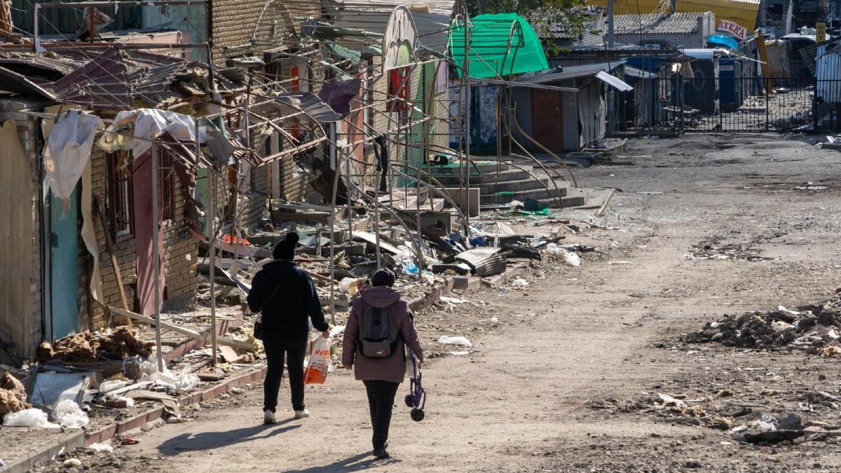 Śmierć i zgliszcza. Na wyzwolonych terenach Ukrainy odkryto kolejne ofiary Rosjan