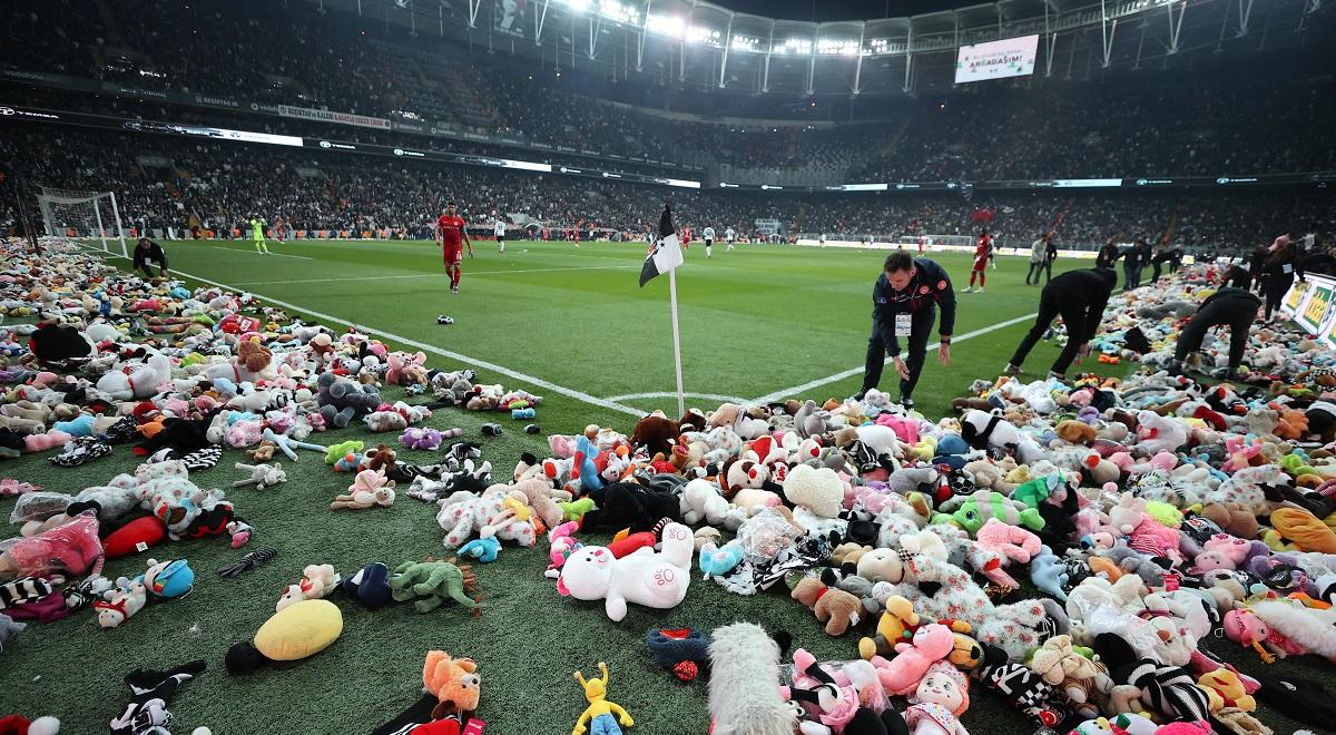Liga turecka: wzruszający gest kibiców Besiktasu. Tysiące maskotek trafi do ofiar trzęsienia ziemi