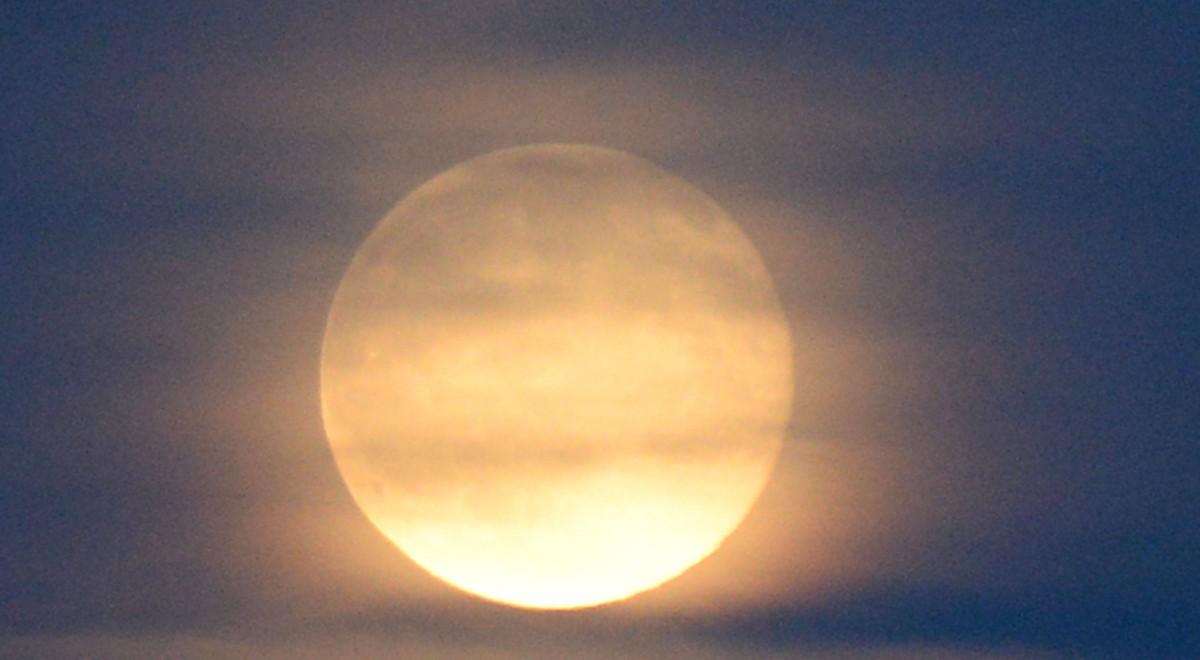 Truskawkowy Księżyc, dwa zaćmienia, Starlinki, święcące chmury. Co widać w czerwcu na niebie?