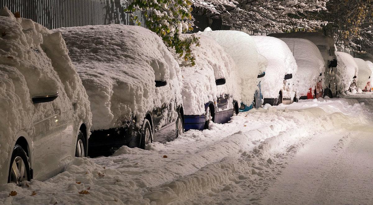 Uwaga na drogach, śnieg utrudnia jazdę. IMGW ostrzega przed marznącymi opadami