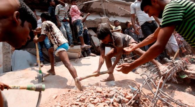 Bangladesz: pod gruzami jest dziewięciu żywych