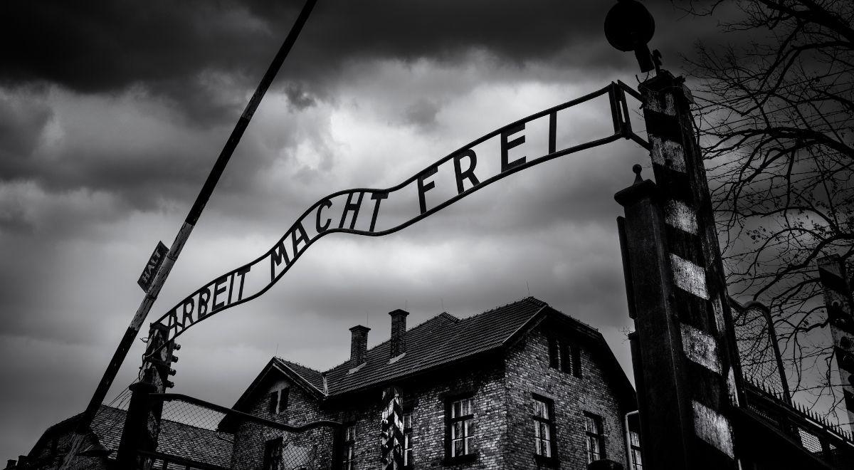 Uczniowie z Niemiec "hajlowali" na terenie Auschwitz. Policja prowadzi dochodzenie