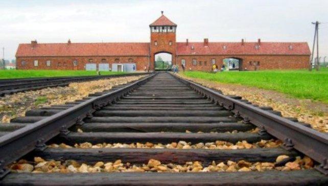 Dwoje Turków usłyszało zarzuty za nazistowskie gesty w Auschwitz - Birkenau