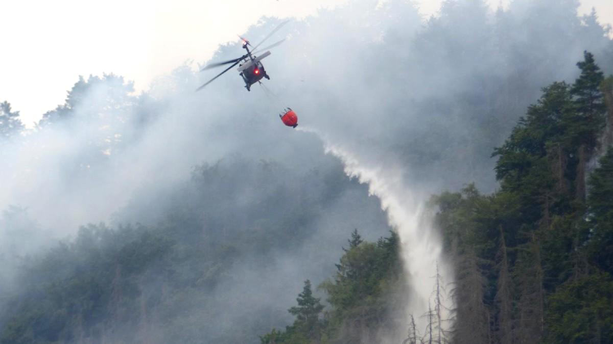 Ogromny pożar lasu w Parku Narodowym Czeska Szwajcaria. Polski śmigłowiec od świtu w akcji