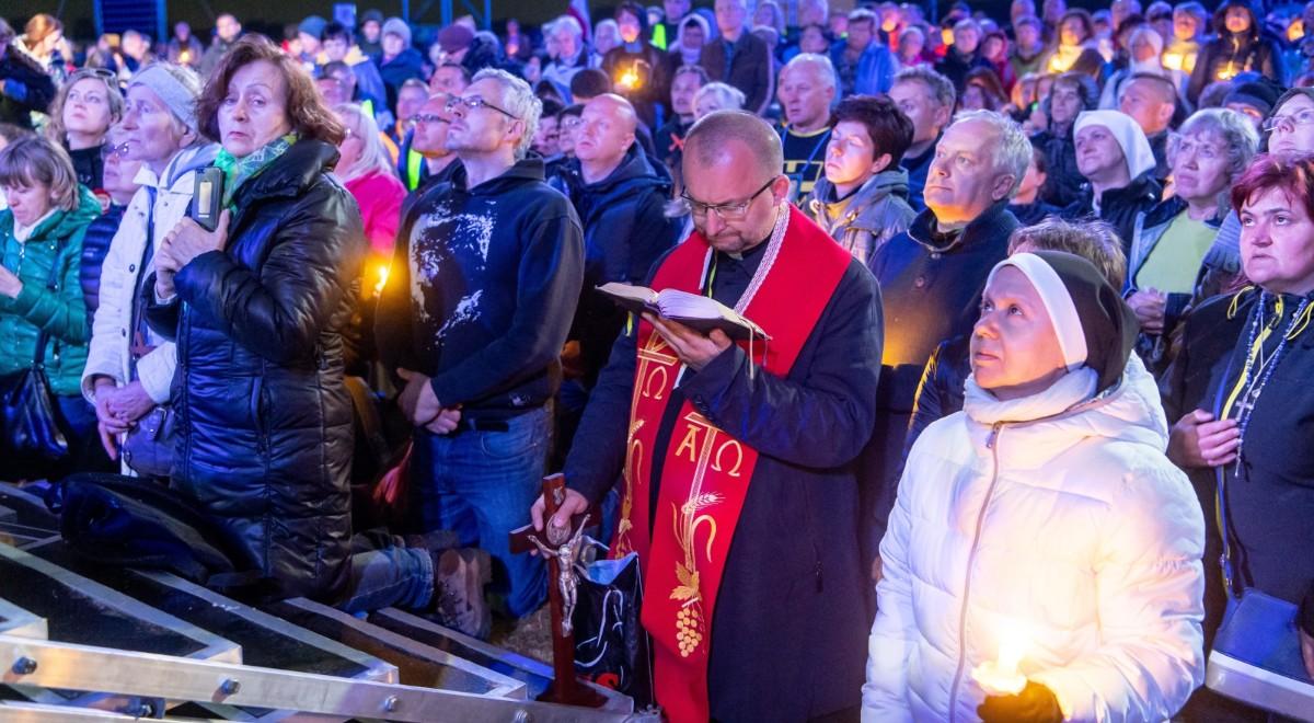 "Polska pod Krzyżem". Ponad 1300 miejsc modlitwy w Polsce i na świecie