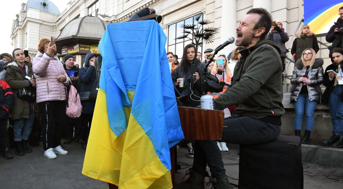 "Przyjechałem, by podnieść morale". Gwiazdor rocka odwiedził żołnierzy na froncie w Donbasie